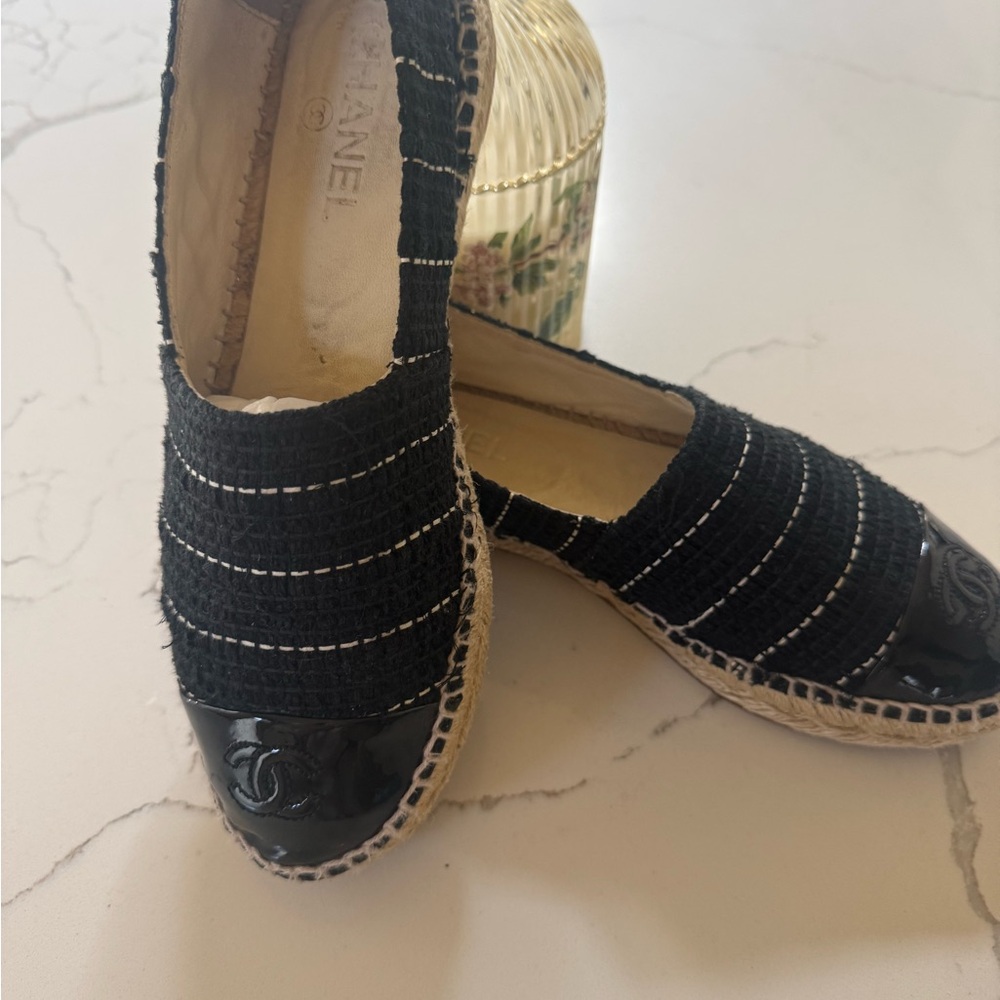 CHANEL Black Tweed Espadrille Flats with Patent Black Cap Toe and CC Logo - Picture 2 of 3
